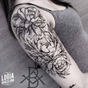 tatuaje_brazo_flores_plantas_logia_barcelona_bruno_almeida  